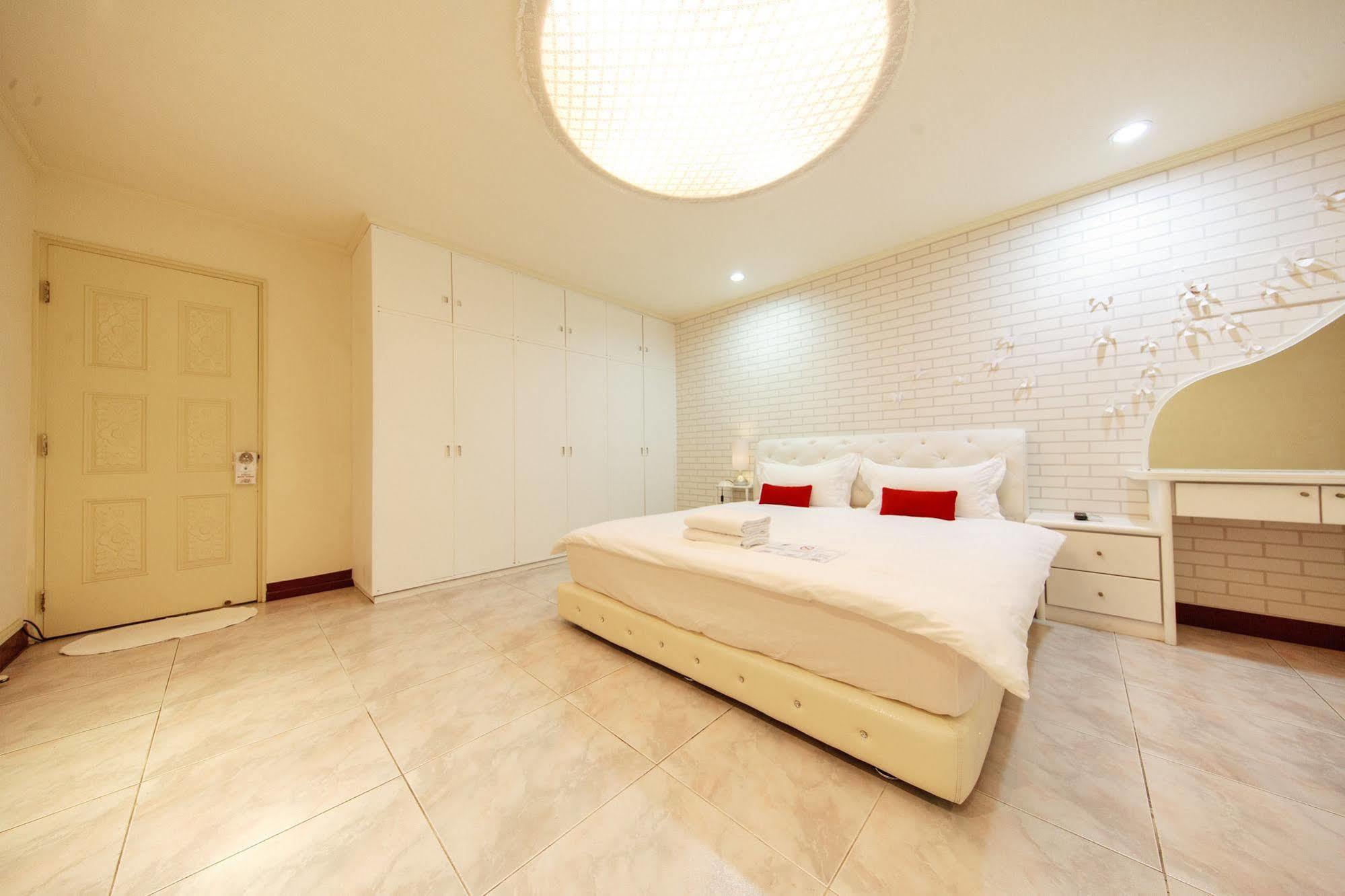 Ferienwohnung Ariyoshi Ya Tainan Exterior foto